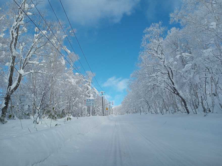冬の北海道の峠道と積雪