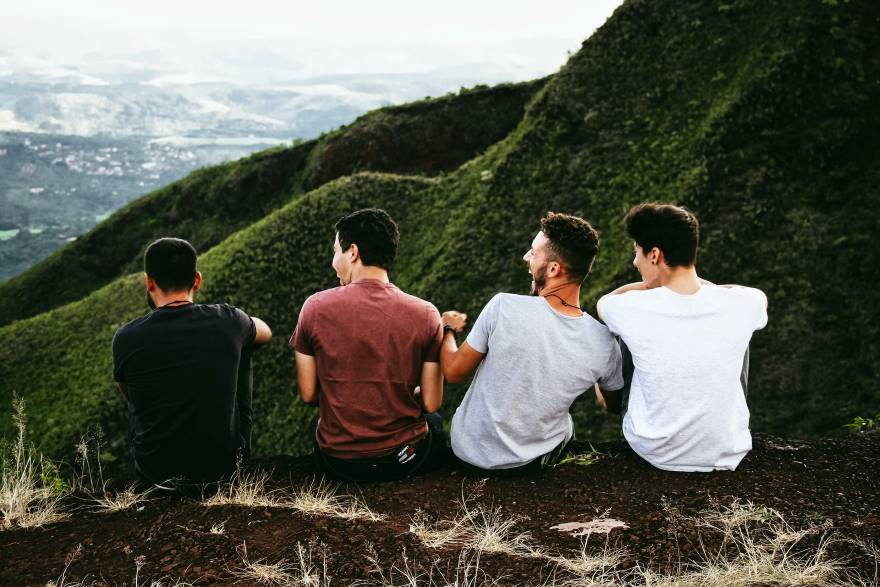 山で座る男性たち