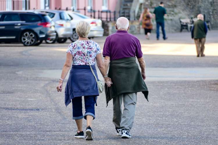 通りを歩く老夫婦