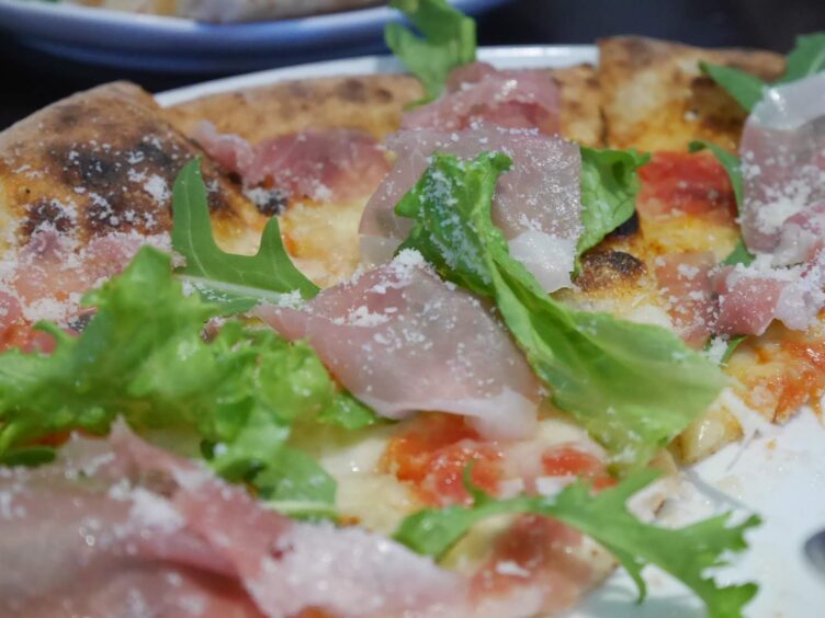 北海道の生ハムのピザ
