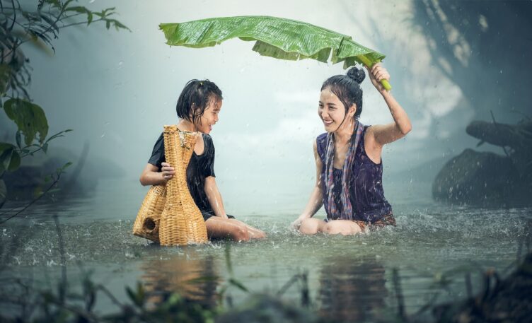 女の子2人と雨