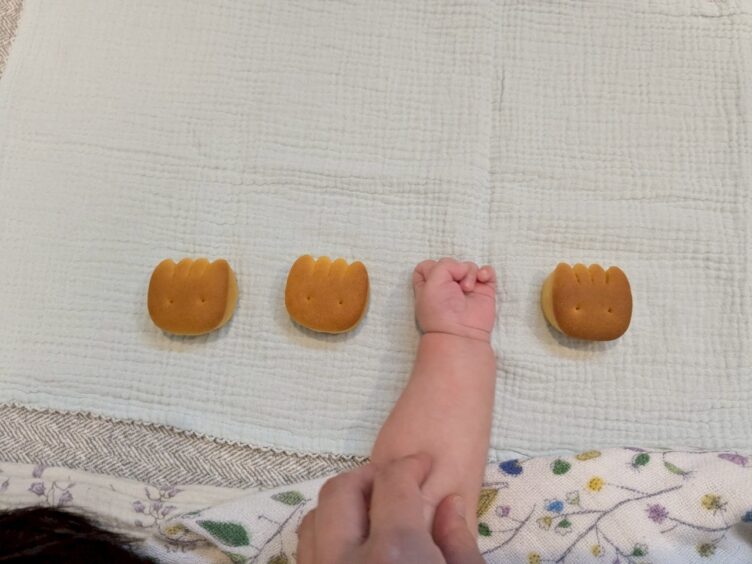 赤ちゃんの手とパン